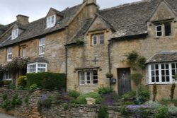 Cotswold Stone houses, Bourton-on-the-Hill Wallpaper