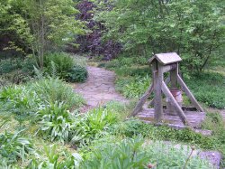 Path winding past a well at Sissinghurst Wallpaper