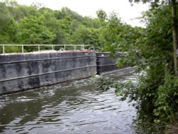 Workboats haul 'trains' of barges on the River Don Wallpaper