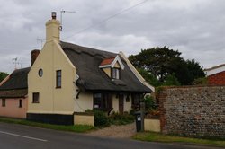 Old cottage in the village of Sea Palling Wallpaper