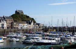 Tide in at the harbour Wallpaper