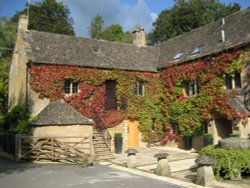 Ivy covered hotel in Lower Slaughter Wallpaper