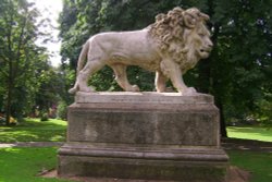 Lincoln Arboretum, Lion Statue Wallpaper