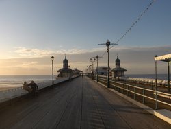 A quick peer at the pier - North Pier - Blackpool - as the sun sets....November 2008.... Wallpaper