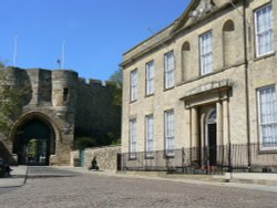 Lincoln Castle entrance Wallpaper