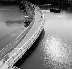 Footbridge at Canary Wharf, London Wallpaper