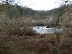 Sprotbrough weir with the Boat Inn beyond Wallpaper