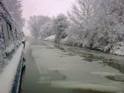 Ice on the Oxford Canal Wallpaper