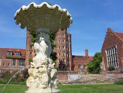 Fountain in garden Wallpaper