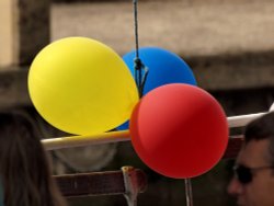 Riverboat party balloons, Goring-on-Thames, Oxon. Wallpaper