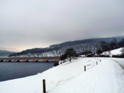 Ladybower Bridge in the snow Wallpaper