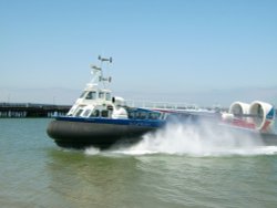 Hovercraft arriving at Ryde Wallpaper