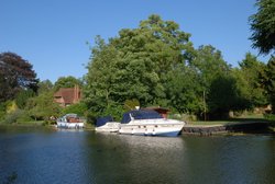 Canal / Boat House near River Thames and Sutton Courtenay (Oxfordshire) July 2009 Wallpaper