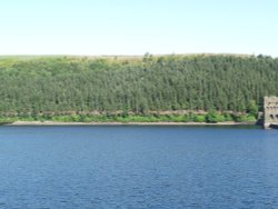 Derwent Reservoir on a warm summers day Wallpaper