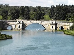 Bridge over the lake at Blenheim Wallpaper