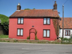 A suffolk - pink house in Henstead Wallpaper