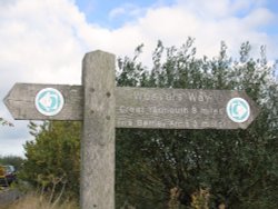 Signpost indicating the river walk to Gt. Yarmouth Wallpaper