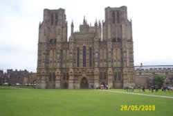 Wells Cathedral - the front Wallpaper