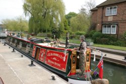 Canal Boat at Shiplake Lock Wallpaper