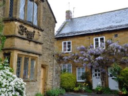 Ham stone cottage with wisteria Wallpaper