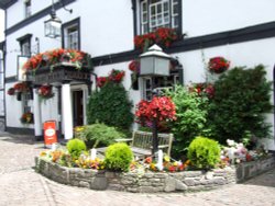 The Bear, Crickhowell Wallpaper