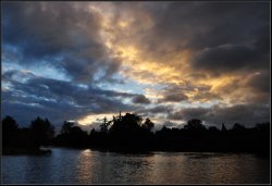 Sunrise at Bevere Weir. Wallpaper