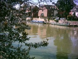 Evesham - view of the River Avon in bloom Wallpaper