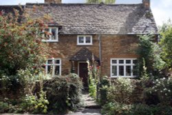 Cotswold cottage Wallpaper