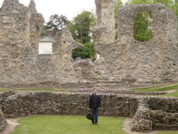 Ruins of old Abbey in Bury St Edmunds Wallpaper