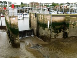 Watchet Harbour at low tide Wallpaper