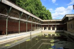 Disused Swimming Pool at King's Meadow, Reading Wallpaper