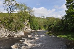 Loup Scar, River Wharfe Wallpaper