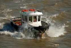 Thames boat Wallpaper