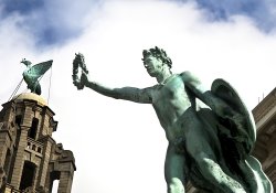 Cunard War Memorial. Wallpaper