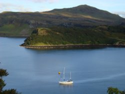 Loch Portree and Ben Tianavaig Wallpaper