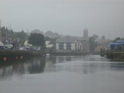 Approaching Totnes on boat from Dartmouth - a miserable day! Wallpaper