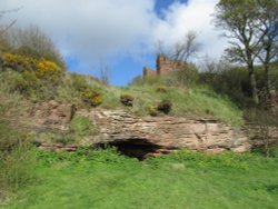 MacDuff's Castle & Well Cave Wallpaper