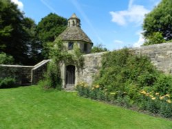 Nymans Garden Wallpaper