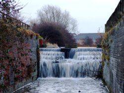 Ice flow at Grantham canal Gamston Nottingham Wallpaper