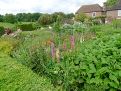 Culpeper Garden, Leeds Castle Wallpaper