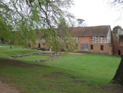 Tudor Stables, Kenilworth Castle Wallpaper