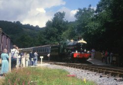 A picture of Llwyfan Cerrig station, ner Bronwydd Arms Wallpaper