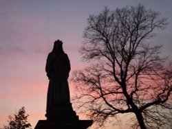 Queen Victoria Statue Wallpaper