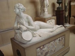 Marble statue in the Sculpture Gallery Wallpaper