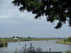 River Waveney and the Bernie Alms pub near Burgh Castle Wallpaper