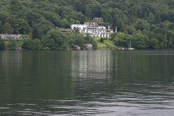 A lakeside hotel on Lake Windermere Wallpaper