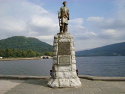 War Memorial and Loch Fyne Wallpaper