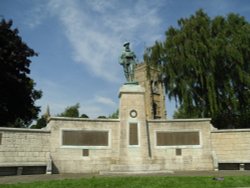 Evesham, the War Memorial in the Abbey park Wallpaper