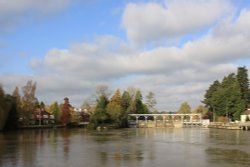 Marsh Weir and Mill Pool, Henley-on-Thames Wallpaper