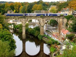 Train on Knaresborough viaduct Wallpaper